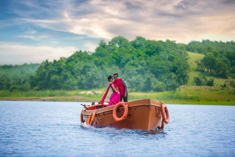 couples arriving on boats -  Editmaster Weddings