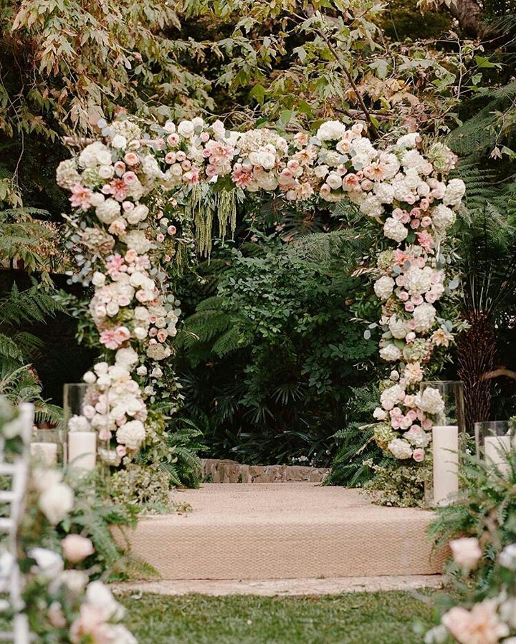Image 9 neutral tone florals blend well in an outdoor ceremony. image by @rebeccayale