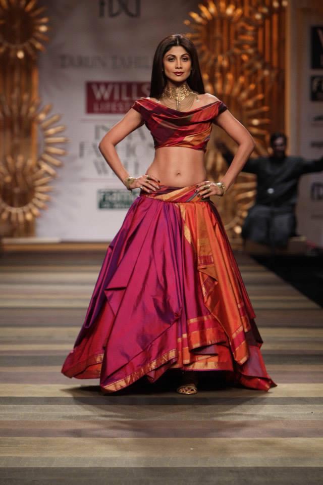 Tarun-Tahiliani-Wills-Lifestyle-India-Fashion-Week-2014-Shilpa-Shetty-multicolored-pink-red-orange-lehenga