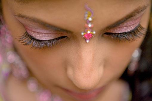 hiring-an-indian-wedding-makeup-artist Guide: Hiring an Indian Wedding Makeup Artist