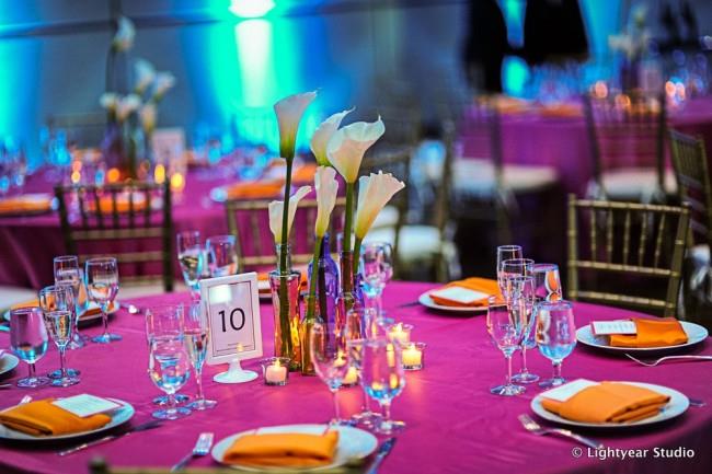 white callalily table setting