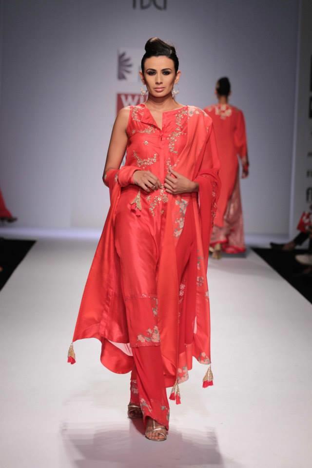 Nikasha-Wills-Lifestyle-India-Fashion-Week-2014-red-pink-salwar-kameez-suit