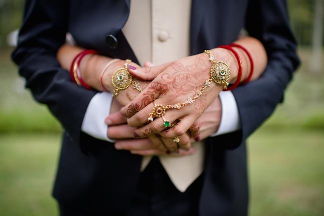 29a INDIAN WEDDING HAND HOLDING