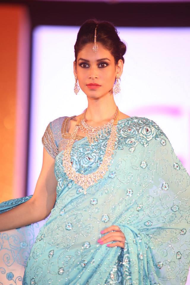 Hindu Bridal Mantra Show blue sari and jewelry